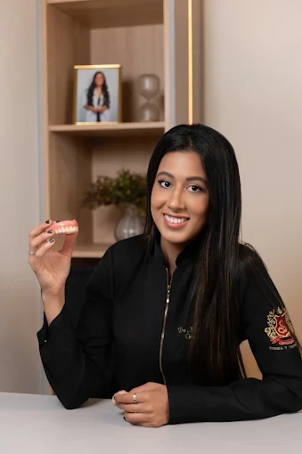 Dra. Monalisa Minhaneli — Clínica geral e especialista em Harmonização Facial — Implanto Clínica Odontológica em Ubá/MG