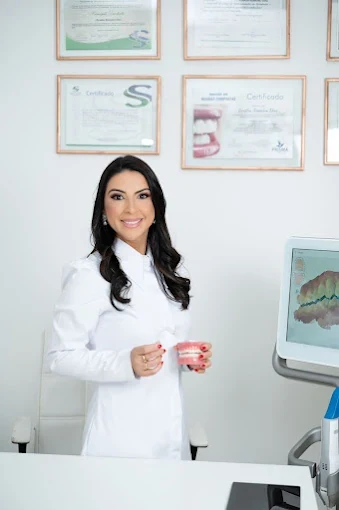 Dra. Rosália Dias Romeiro — Invisalign Doctor e especialista em Ortodontia — Implanto Clínica Odontológica em Ubá/MG